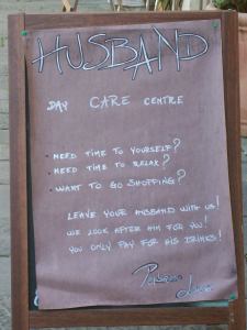 Humor bij bar. Husband day care, laat hem achter in het cafe.